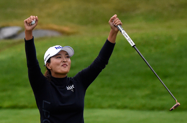 ▲ South Korea‘s Jin Young Ko celebrates after victory in the Evian golf championships at the French Alps town of Evian-les-Bains on July 28, 2019, a major tournament on the women’s calendar. (Photo by Jean-Philippe KSIAZEK / AFP)    <All rights reserved by Yonhap News Agency>