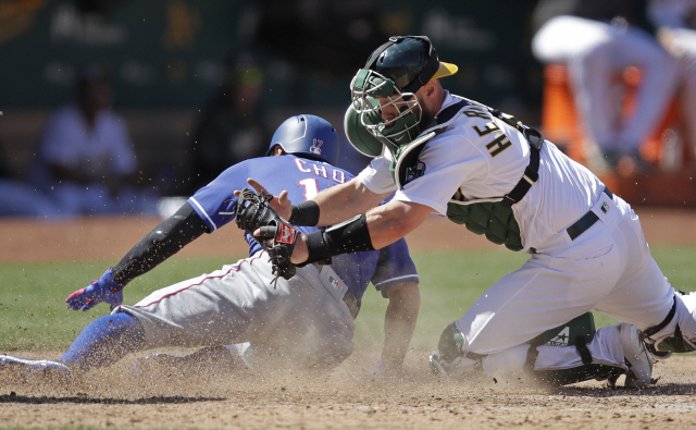 ▲ Texas Rangers‘ Shin-Soo Choo, left, is tagged out at home plate by Oakland Athletics catcher Chris Herrmann in the eighth inning of a baseball game Sunday, July 28, 2019, in Oakland, Calif. (AP Photo/Ben Margot)    <All rights reserved by Yonhap News Agency>
