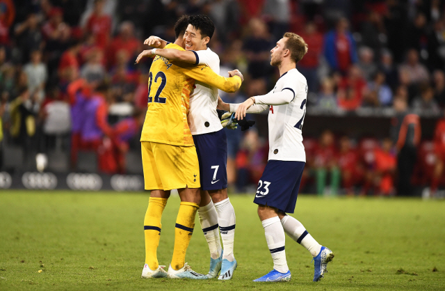 ▲ epa07750636 Tottenham‘s goalkeeper Paulo Gazzaniga (L) celebrates wi th his teammates Son Heung-min (C) and Christian Eriksen (R) after winning the Audi Cup final soccer match between Tottenham Hotspur and Bayern Munich in Munich, Germany, 31 July 2019.  EPA/LUKAS BARTH-TUTTAS   <All rights reserved by Yonhap News Agency>