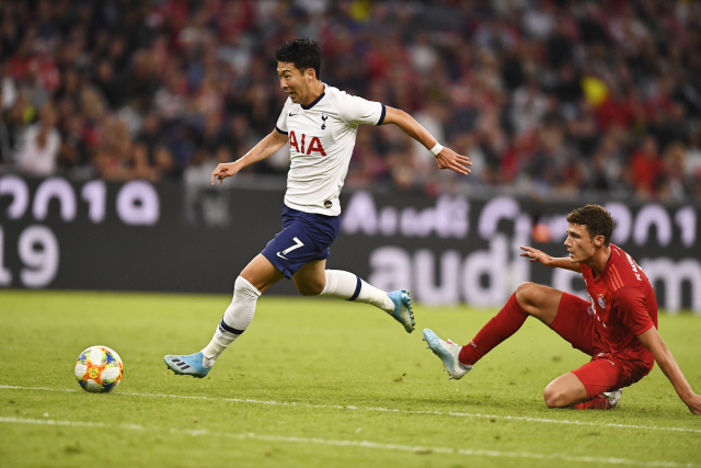 ▲ epa07750475 Tottenham‘s Son Heung-min (L) in action against Bayern Munich’s Benjamin Pavard (R) during the Audi Cup final soccer match between Tottenham Hotspur and Bayern Munich in Munich, Germany, 31 July 2019.  EPA/LUKAS BARTH-TUTTAS    <All rights reserved by Yonhap News Agency>