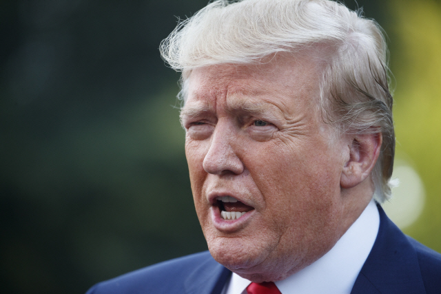▲ President Donald Trump speaks to media before departing the White House in Washington, Thursday, Aug. 1, 2019, for the the short trip to Andrews Air Force Base, Md., and on to a campaign rally in Cincinnati. (AP Photo/Carolyn Kaster)&#10;&#10;&#10;&#10;<All rights reserved by Yonhap News Agency>