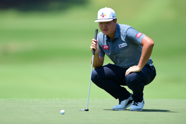▲ GREENSBORO, NORTH CAROLINA - AUGUST 01: Sungjae Im of South Korea reads the tenth green during the first round of the Wyndham Championship at Sedgefield Country Club on August 01, 2019 in Greensboro, North Carolina.   Jared C. Tilton/Getty Images/AFP