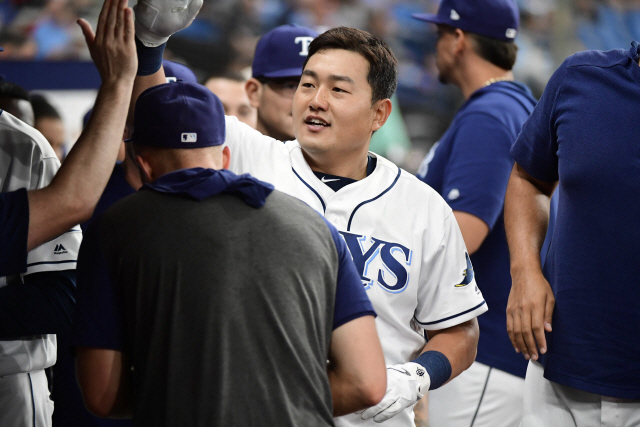 ▲ ST. PETERSBURG, FLORIDA - APRIL 17: Ji-Man Choi #26 of the Tampa Bay Rays celebrates with teammates after scoring in the seventh inning against the Baltimore Orioles at Tropicana Field on April 17, 2019 in St. Petersburg, Florida.   Julio Aguilar/Getty Images/AFP == FOR NEWSPAPERS, INTERNET, TELCOS &amp; TELEVISION USE ONLY ==   <All rights reserved by Yonhap News Agency>