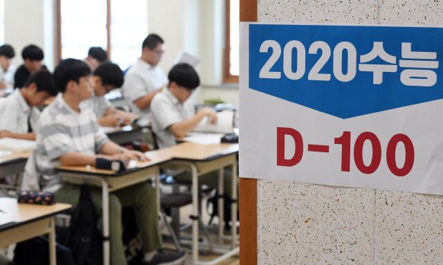 ▲ 2020학년도 대학수학능력시험을 100일 앞둔 6일 춘천고에서 3학년 수험생들이 수업을 듣고 있다.   최유진