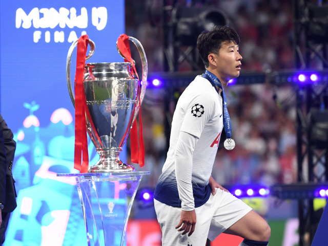 ▲ epa07620056 Heung-Min Son of Tottenham Hotspur reacts after losing the UEFA Champions League final between Tottenham Hotspur and Liverpool FC at the Wanda Metropolitano stadium in Madrid, Spain, 01 June 2019.  EPA/PETER POWELL    <All rights reserved by Yonhap News Agency>