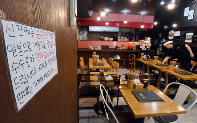 ▲ 8일 춘천 중심에 위치한 일본 라멘 전문점이 점심시간임에도 썰렁하기만 하다. 이 음식점은 순수 한국 음식점임을 알리는 안내문을 매장 입구와 내부에 부착했다.   최유진