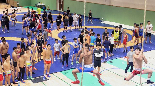 ▲ 12일 청소년국가대표 레슬링팀이 원통체육관에서 전술과 실전훈련에 구슬땀을 흘리고 있다.