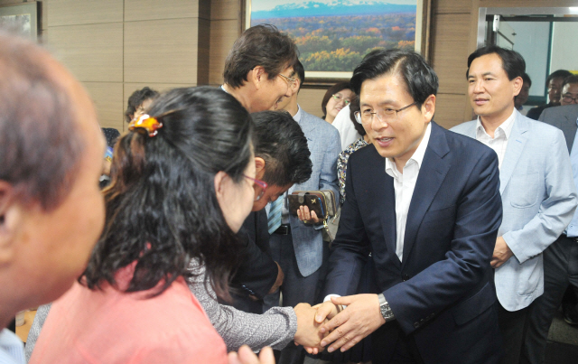 ▲ 13일 황교안 자유한국당 대표가 춘천당원협의회를 방문해 지지자들과 인사하고 있다. 박상동