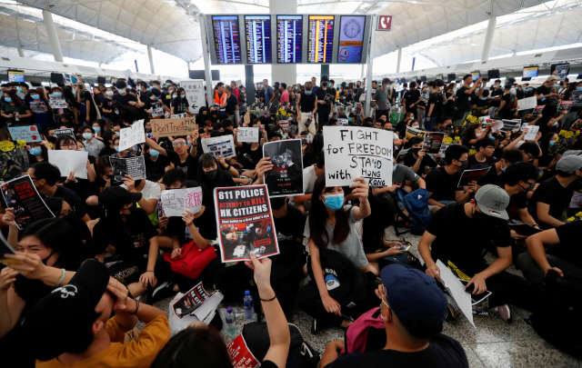 ▲ 송환법 반대 시위대, 홍콩국제공항 점령      (홍콩 로이터=연합뉴스) ‘범죄인 인도 법안’(송환법)에 반대하는 홍콩 시위대가 12일 홍콩 국제공항 출국장에 모여 시위를 벌이고 있다. 이날 수천 명의 시위대가 홍콩 국제공항을 점령한 채 연좌시위를 벌이는 바람에 여객기 운항이 전면 중단됐다.     leekm@yna.co.kr (끝)   <저작권자(c) 연합뉴스, 무단 전재-재배포 금지>