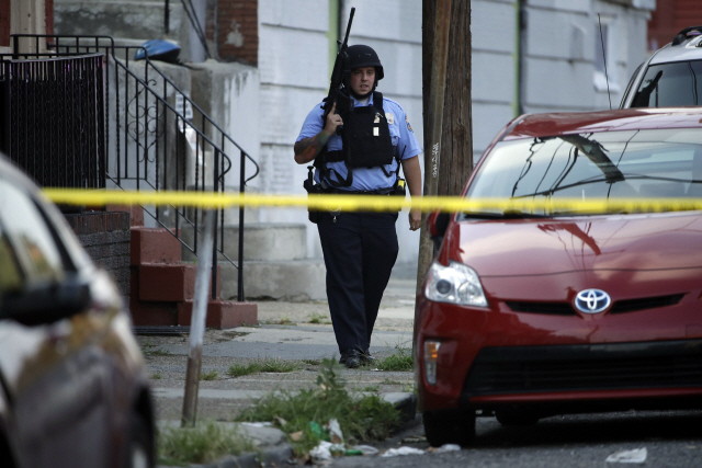 ▲ A police officer patrols the block near a house as they investigate an active shooting situation, Wednesday, Aug. 14, 2019, in the Nicetown neighborhood of Philadelphia. (AP Photo/Matt Rourke)&#10;&#10;&#10;&#10;<All rights reserved by Yonhap News Agency>
