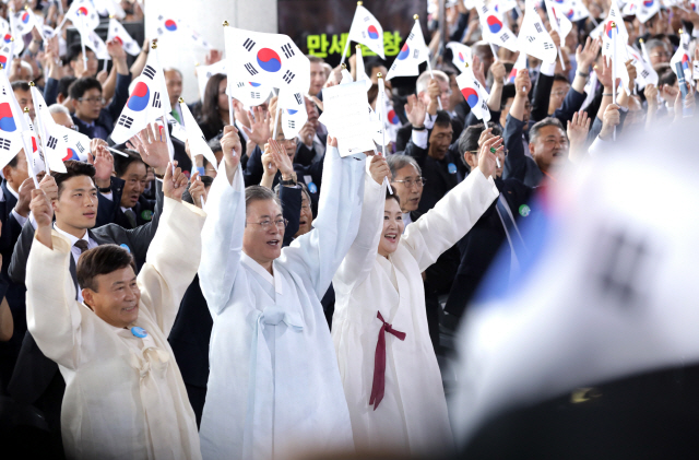 ▲ 문재인 대통령이 15일 천안 독립기념관 겨레의 집에서 열린 제74주년 광복절 경축식에서 참석자들과 만세삼창을 하고 있다.
