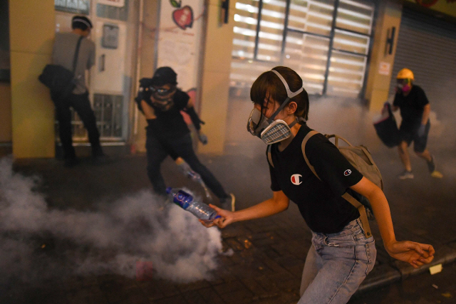 ▲ Pro-Democracy protestors run away after Police personnel fired tear-gas shells in the Sham Shui Po Area of Hong Kong on August 14, 2019. - More than 10 weeks of sometimes-violent demonstrations have wracked the semi-autonomous city, with millions taking to the streets to demand democratic reforms and police accountability. (Photo by Manan VATSYAYANA / AFP)