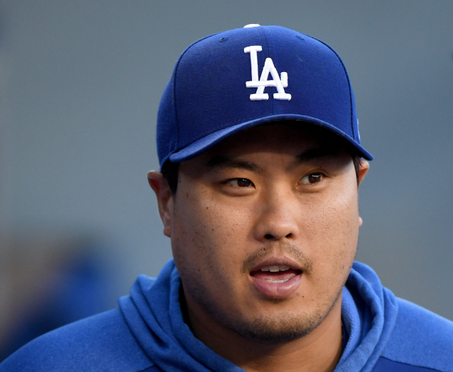 ▲ LOS ANGELES, CALIFORNIA - AUGUST 06: Hyun-Jin Ryu #66 of the Los Angeles Dodgers smiles in the dugout before the game against the St. Louis Cardinals at Dodger Stadium on August 06, 2019 in Los Angeles, California.   Harry How/Getty Images/AFP == FOR NEWSPAPERS, INTERNET, TELCOS &amp; TELEVISION USE ONLY ==   <All rights reserved by Yonhap News Agency>