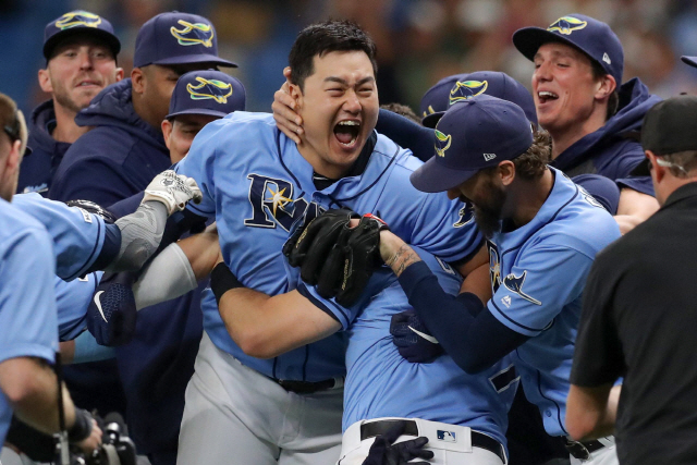 ▲ ST. PETERSBURG, FL - AUGUST 18: Ji-Man Choi #26 of the Tampa Bay Rays is mobbed by teammates after his walk-off single in the ninth inning of a baseball game against the Detroit Tigers at Tropicana Field on August 18, 2019 in St. Petersburg, Florida.   Mike Carlson/Getty Images/AFP == FOR NEWSPAPERS, INTERNET, TELCOS &amp; TELEVISION USE ONLY ==   <All rights reserved by Yonhap News Agency>
