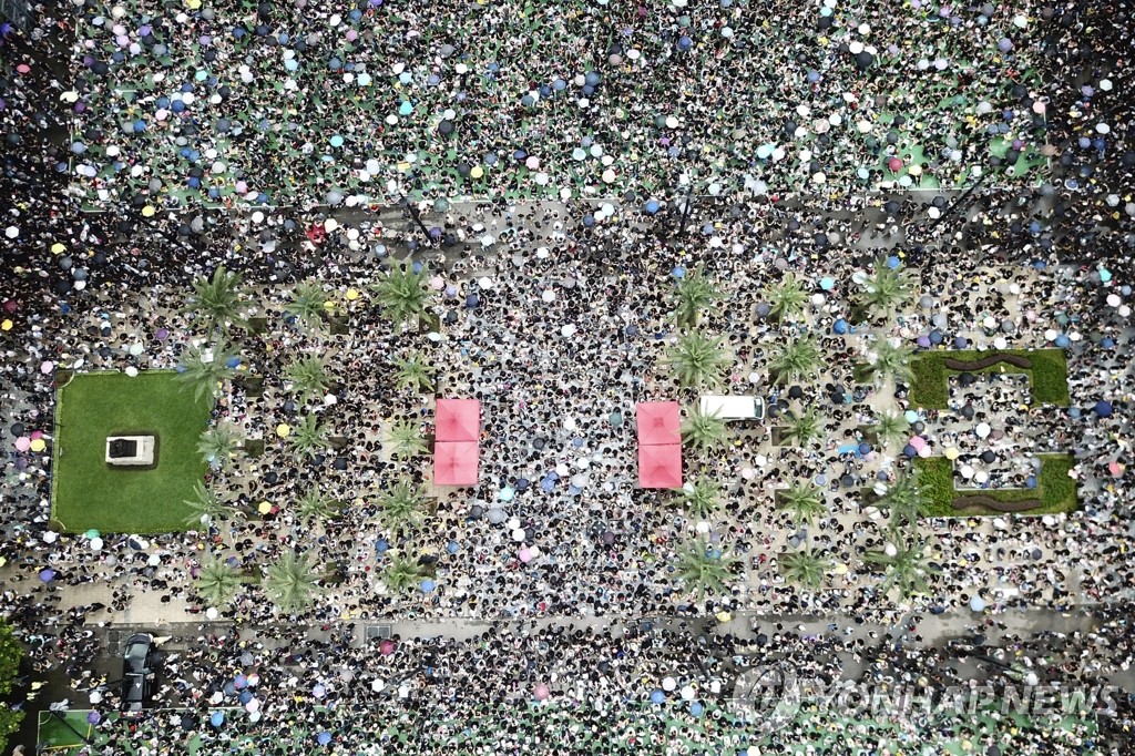 ▲ 18일 홍콩 빅토리아 공원에서 수많은 인파가 몰린 가운데 '범죄인 인도 법안'(송환법) 반대 및 경찰의 강경 진압 규탄 시위가 벌어지고 있다.
