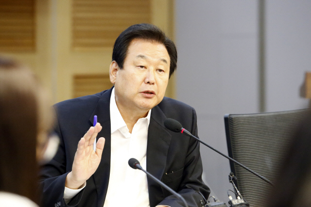  자유한국당 김무성, 정진석 의원 주최로 20일 오전 국회 의원회관에서 보수통합을 주제로 열린 ‘열린 토론, 미래’ 토론회에서 김무성 의원이 발언하고 있다.   