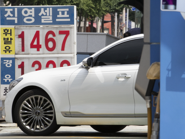  최근 3주 연속 오르던 전국 휘발유 가격이 4주 만에 하락한 18일 오전 서울의 한 주유소 모습. 한국석유공사 유가정보서비스 오피넷에 따르면 이날 전국 주유소 보통 휘발유 판매가격은 ℓ당 1천493.14원을 기록했다.