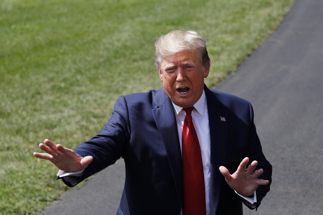 ▲ President Donald Trump speaks with reporters before departing on Marine One on the South Lawn of the White House, Wednesday, Aug. 21, 2019, in Washington. Trump is headed to Kentucky. (AP Photo/Patrick Semansky)    <All rights reserved by Yonhap News Agency>