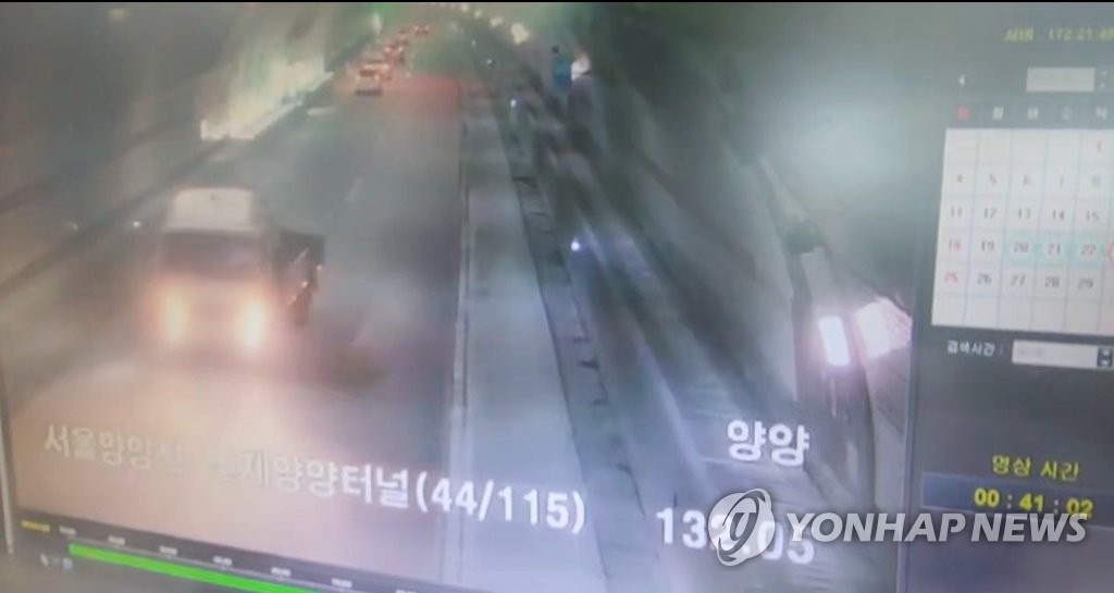 ▲ 술에 취해 3.5t 화물차를 몰고 서울양양고속도로를 운행하다가 국내 최장 인제터널을 역주행한 40대 운전자가 23일 경찰에 적발됐다. 사진은 화물차 운전자가 인제터널 안에서 방향을 틀어 3㎞가량을 역주행하는 장면이 고속도로 폐쇄회로(CC)TV에 찍혔다. 당시 이 운전자의 혈중알코올농도는 0.186％로 만취 상태였다고 경찰은 밝혔다.