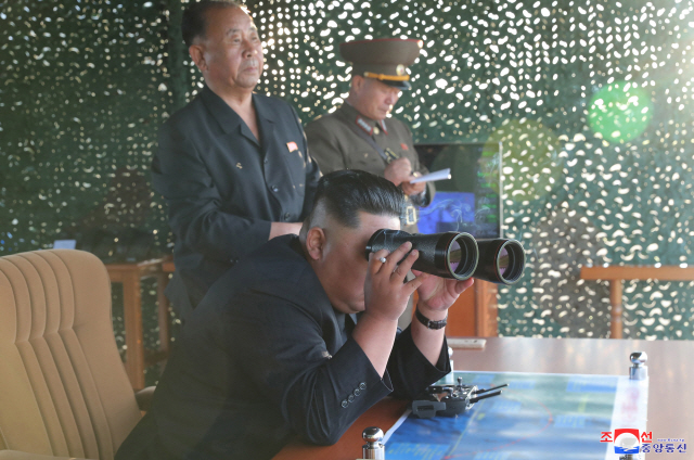 ▲ 북한 조선중앙통신이 &lsquo;새로 연구 개발한 초대형 방사포&rsquo;를 김정은 국무위원장의 지도로 시험발사에 성공했다며 25일 이 사진을 보도했다. 2019.8.25