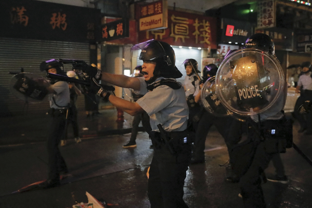 ▲ 홍콩 경찰이 25일 홍콩에서 벌어진 &lsquo;범죄인 인도 법안&rsquo;(송환법) 반대 시위 현장에서 시위대를 향해 총을 겨누고 있다.