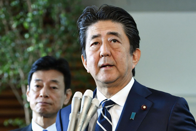 ▲ 아베 신조(安倍晋三) 일본 총리가 23일 도쿄 관저에서 취재진의 질문에 답하고 있다.