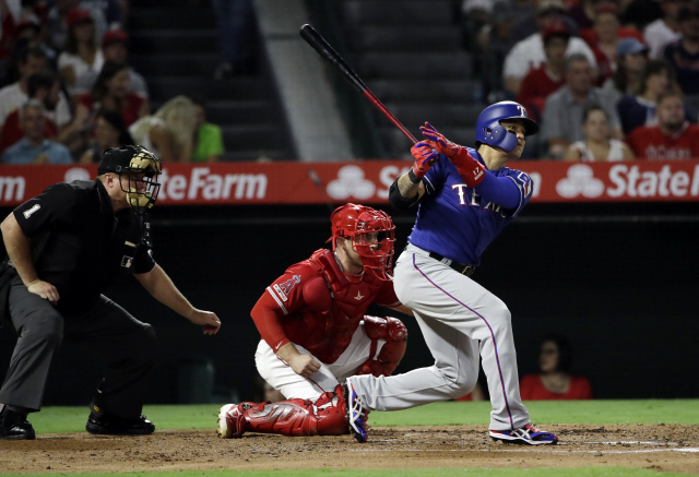 ▲ Texas Rangers‘ Shin-Soo Choo drives in a run with a single against the Los Angeles Angels during the third inning of a baseball game Tuesday, Aug. 27, 2019, in Anaheim, Calif. (AP Photo/Marcio Jose Sanchez)    <All rights reserved by Yonhap News Agency>