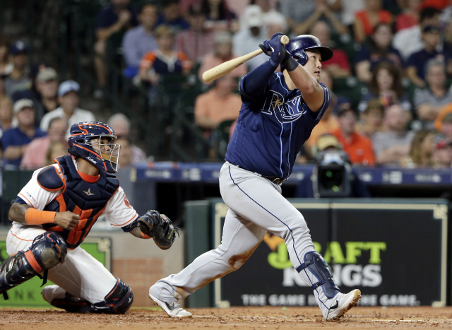 ▲ Tampa Bay Rays first baseman Ji-Man Choi, left, watches his two run home run in front of Houston Astros catcher Martin Maldonado, left, during the fourth inning of a baseball game Wednesday, Aug. 28, 2019, in Houston. (AP Photo/Michael Wyke)