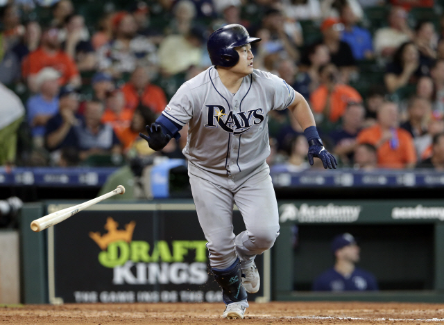 ▲ Tampa Bay Rays&lsquo; Ji-Man Choi flips his bat as heads to first base on his two-un RBI-double during the seventh inning of a baseball game against the Houston Astros, Thursday, Aug. 29, 2019, in Houston. (AP Photo/Michael Wyke)