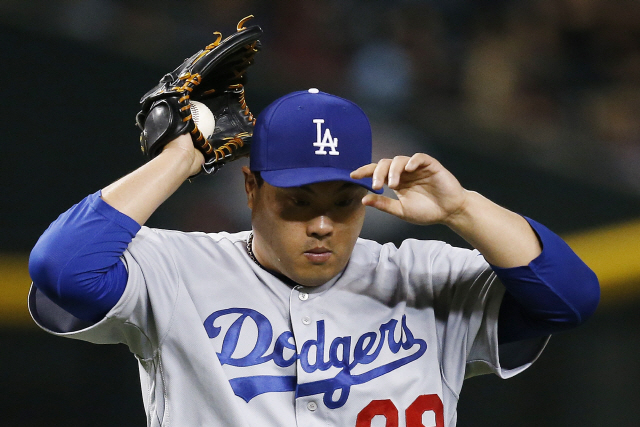 ▲ Los Angeles Dodgers starting pitcher Hyun-Jin Ryu, of South Korea, pauses on the mound on his way to giving up four runs to the Arizona Diamondbacks during the fourth inning of a baseball game Thursday, Aug. 29, 2019, in Phoenix. (AP Photo/Ross D. Franklin)