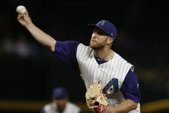 ▲ Arizona Diamondbacks starting pitcher Merrill Kelly throws a pitch to a Los Angeles Dodgers batter during the first inning of a baseball game Thursday, Aug. 29, 2019, in Phoenix. (AP Photo/Ross D. Franklin)