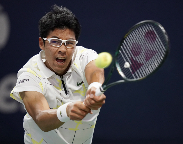 ▲ epa07803266 Hyeon Chung of South Korea hits a return to Fernando Verdasco of Spain during their match on the fourth day of the US Open Tennis Championships the USTA National Tennis Center in Flushing Meadows, New York, USA, 29 August 2019. The US Open runs from 26 August through 08 September.  EPA/JOHN G. MABANGLO    <All rights reserved by Yonhap News Agency>