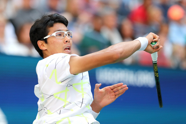 ▲ NEW YORK, NEW YORK - AUGUST 31: Hyeon Chung of South Korea returns a shot during his Men‘s Singles third round match against Rafael Nadal of Spain on day six of the 2019 US Open at the USTA Billie Jean King National Tennis Center on August 31, 2019 in Queens borough of New York City.   Elsa/Getty Images/AFP == FOR NEWSPAPERS, INTERNET, TELCOS &amp; TELEVISION USE ONLY ==   <All rights reserved by Yonhap News Agency>