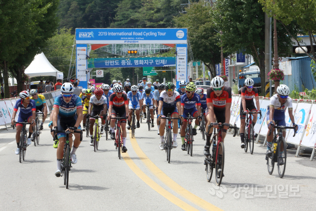 ▲ Tour de DMZ 2019 국제 자전거대회가 지난달 30일과 31일 이틀간 인제체육관 일원에서 전국 자전거 동호인 등 750여명이 참여한 가운데 펼쳐졌다.
