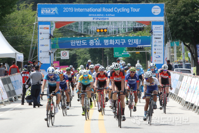 ▲ Tour de DMZ 2019 국제 자전거대회가 지난달 30일과 31일 이틀간 인제체육관 일원에서 전국 자전거 동호인 등 750여명이 참여한 가운데 펼쳐졌다.