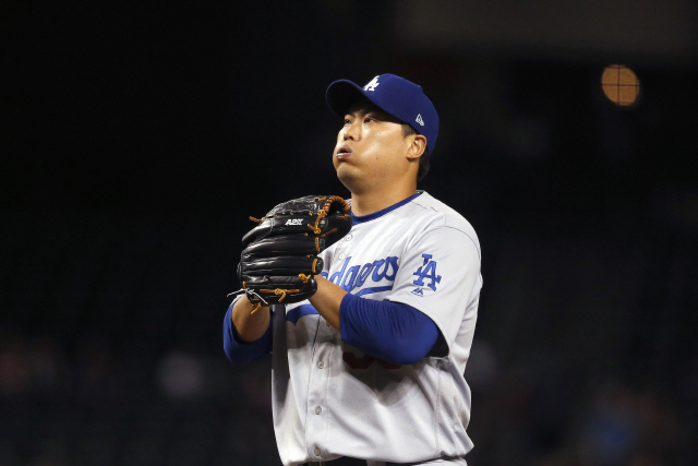 ▲ Los Angeles Dodgers starting pitcher Hyun-Jin Ryu, of South Korea, pauses on the mound during the first inning of the team‘s baseball game against the Arizona Diamondbacks on Thursday, Aug. 29, 2019, in Phoenix. (AP Photo/Ross D. Franklin)    <All rights reserved by Yonhap News Agency>