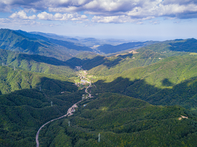 ▲ 국도 46호선은 강원북부 산간지역을 동서로 연결하는 전형적인 계곡산악형 드라이브 코스로 인기가 높다.사진은 고성 진부령 구간.
