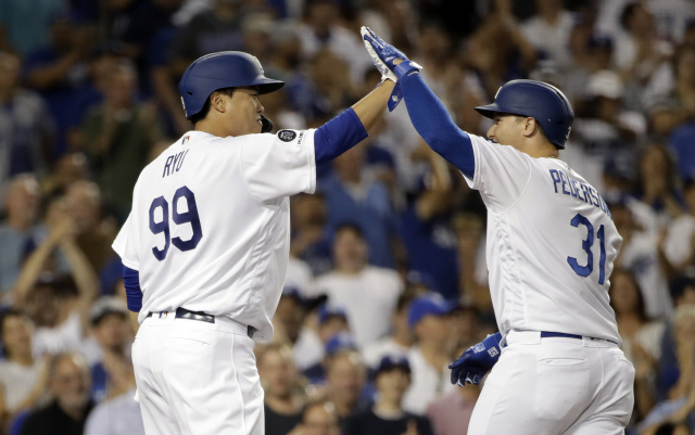 ▲ Los Angeles Dodgers‘ Joc Pederson, right, celebrates his two-run home run with Hyun-Jin Ryu (99) during the fourth inning of the team’s baseball game against the Colorado Rockies on Wednesday, Sept. 4, 2019, in Los Angeles. (AP Photo/Marcio Jose Sanchez)&#10;&#10;&#10;&#10;<All rights reserved by Yonhap News Agency>