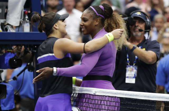 ▲ Serena Williams, of the United States, right, congratulates Bianca Andreescu, of Canada, after Andreescu won the women&lsquo;s singles final of the U.S. Open tennis championships Saturday, Sept. 7, 2019, in New York. (AP Photo/Adam Hunger)