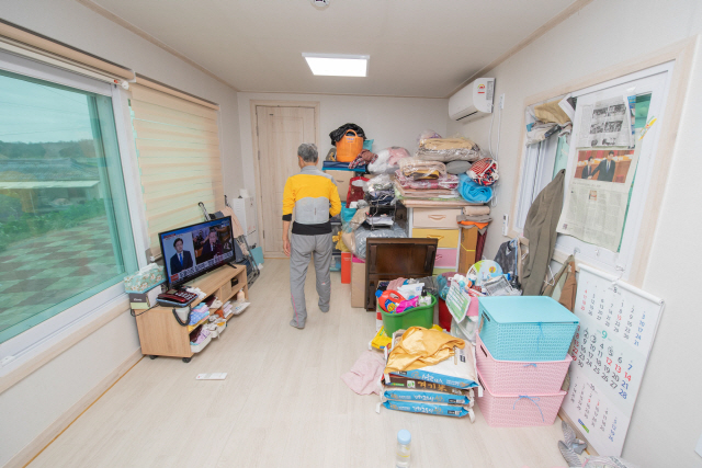 ▲ 추석을 앞둔 지난 7일 고성 인흥2리 한 산불 이재민이 비좁은 임시주택 실내를 보여주고 있다.