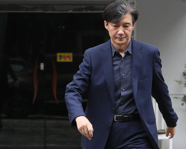 조국 법무부 장관 후보자가 8일 오전 서울 서초구 방배동 자택에서 외출하기 위해 나서고 있다. 