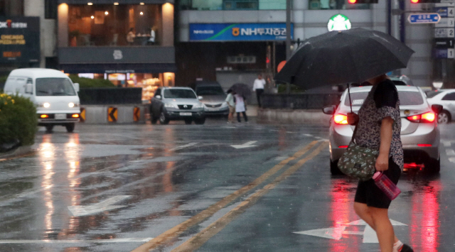 전국 곳곳에 비가 내리고 있는 5일 오후 강원 춘천시청 인근에서 우산을 쓴 시민들이 발걸음을 옮기고 있다. 기상청은 정체전선의 영향으로 강원지역에 내일까지 많은 곳은 150㎜ 이상의 비가 내릴 것으로 내다봤다. 