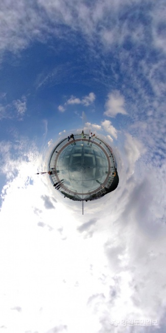 ▲ 9일 춘천 소양강스카이워크 위로 모처럼 파란 하늘이 구름 사이로 모습을 드러내 가을의 정취를 선사하고 있다. 360도 카메라로 촬영. 최유진