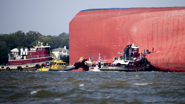 ▲ A pilot boat pulls up to the site were rescuers are working on the cargo ship Golden Ray as it lays capsized near the Port of Brunswick, Ga., on the Georgia coast, Monday, Sept. 9, 2019, in Jekyll Island, Ga. (AP Photo/Stephen B. Morton)    <All rights reserved by Yonhap News Agency>
