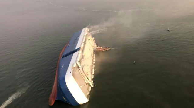 ▲ A US Coast Guard video grab shows the Coast Guard and port partners searching for crewmembers September 8, 2019 after the 656-foot vehicle carrier “Golden Ray” overturned in the St. Simons Sound near Brunswick, Georgia. - US Coast Guard officials tweeted on their Twitter page September 9, 2019 that salvage crews had made contact with missing crew members. The Golden Ray, operated by South Korea‘s  Hyundai Glovis, the car shipping arm of Hyundai Motors, had 24 people aboard, 20 of whom were rescued. The cause of the accident is being investigated. (Photo by Handout and Chief Petty Officer Charly Hengen / US Coast Guard / AFP) / RESTRICTED TO EDITORIAL USE - NO ARCHIVES