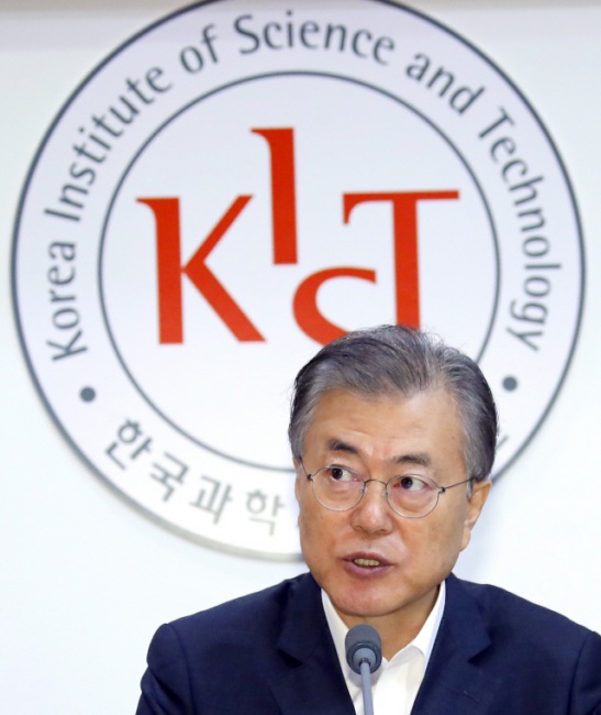 문재인 대통령이 10일 오전 성북구 한국과학기술연구원(KIST)에서 열린 현장 국무회의를 주재하고 있다. 