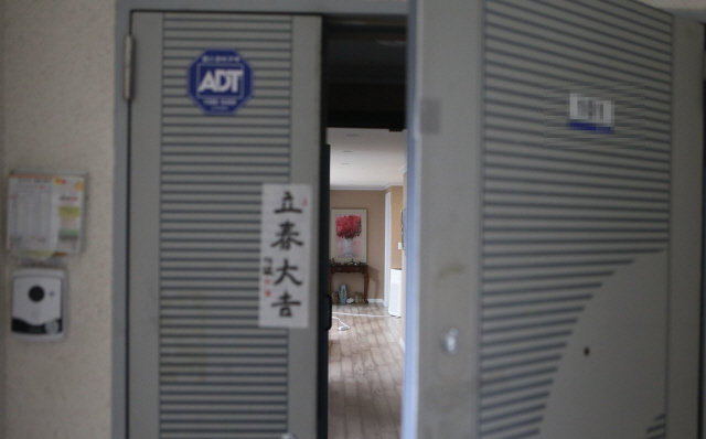 10일 오후 검찰이 압수수색을 하는 것으로 알려진 조국 법무부 장관 동생 전처 소유인 부산 해운대구 한 아파트 문이 살짝 열려있다. 