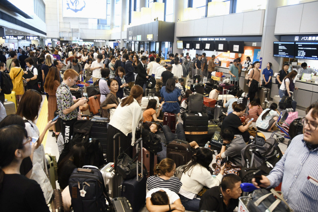 ▲ 발 묶인 승객들로 가득 찬 나리타공항 &#10;    (도쿄 교도=연합뉴스) 일본 수도 도쿄의 관문인 나리타(成田)공항에 9일 도착한 뒤 도심으로 나가는 교통편이 끊겨 발이 묶인 승객들로 가득 찬 공항터미널 모습. &#10;    지난 8일 밤부터 9일 아침 사이에 제15호 태풍 ‘파사이’가 휩쓸고 지나간 여파로 나리타공항과 도쿄 도심을 잇는 고속도로와 철도 곳곳이 쓰러진 나무 등으로 막히면서 9일 낮 동안 전철과 버스 운행이 중단됐다. 2019.9.9&#10;    photo@yna.co.kr&#10;(끝)&#10;&#10;&#10;<저작권자(c) 연합뉴스, 무단 전재-재배포 금지>