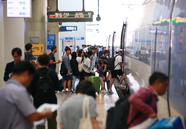 추석 연휴 시작을 하루 앞둔 11일 오전 서울역 열차 승강장에서 시민들이 고향으로 향하는 열차에 탑승하고 있다.