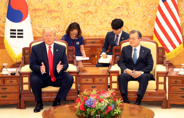 문재인 대통령과 트럼프 미국 대통령이 30일 청와대에서 소인수 정상회담을 하고 있다. 